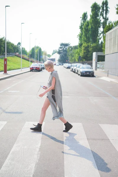 Mujer Joven Caminando Escuchando Música Con Smartphone —  Fotos de Stock