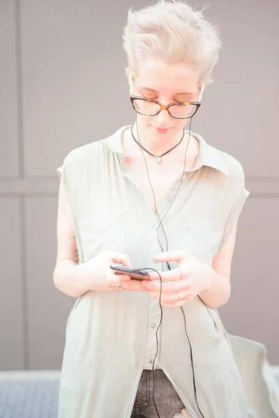 Jonge Vrouw Luisteren Muziek Smartphone — Stockfoto