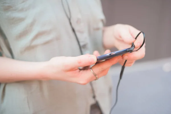 Tutup Tangan Wanita Luar Menggunakan Smartphone — Stok Foto