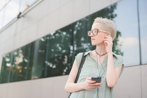 Mujer Joven Escuchando Música Con Smartphone Mirando Hacia Otro Lado — Foto de Stock