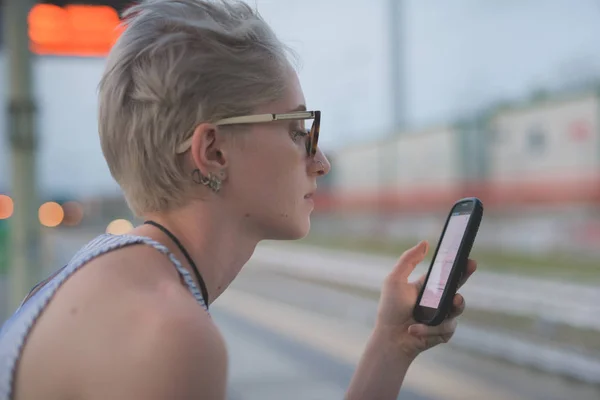 Молода Жінка Використовує Смартфон Місті — стокове фото