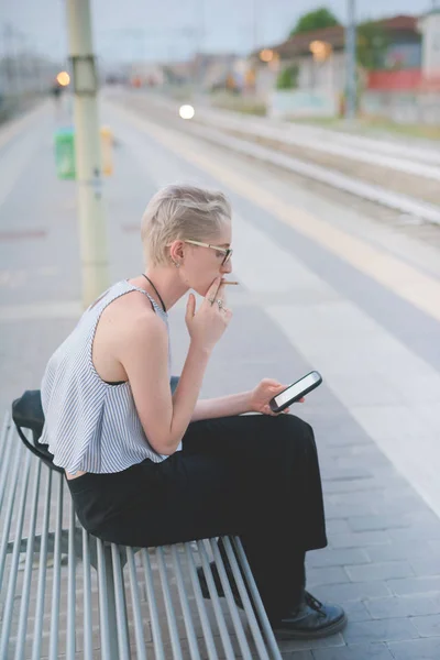 Mujer Joven Sentada Aire Libre Usando Teléfono Inteligente Fumar — Foto de Stock