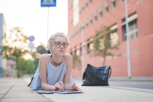 Young Woman Outdoor Using Tablet City — Stock Photo, Image