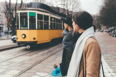 Yürüyerek gezen iki lezbiyen kadın. Kaliteli zaman geçirme, şehir hayatı kavramı.