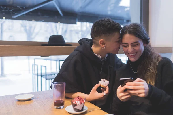 Två Kvinnor Lesbiska Par Inomhus Kul Med Hjälp Smarttelefon Teknik — Stockfoto