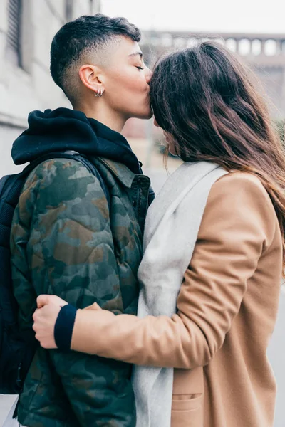 Two Women Lesbian Couple Outdoors Kissing Forehead Love Relationship Couple — Stock Photo, Image