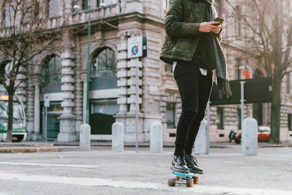 Junge Frau Skatet Mit Smartphone Freien Transport Technik Alternativkonzept — Stockfoto