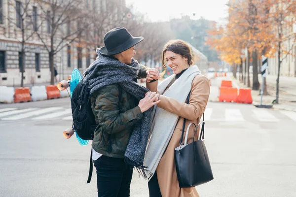 Twee Vrouwen Lesbisch Paar Buiten Met Plezier Geluk Paar Relatie — Stockfoto