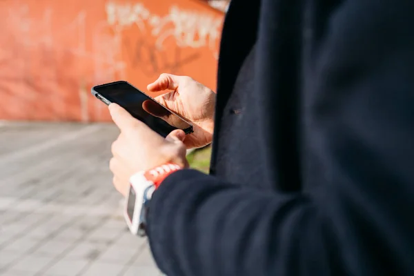 Nahaufnahme Junger Mann Mit Smartphone Und Sportuhr Technik Geselligkeit Internetkonzept — Stockfoto