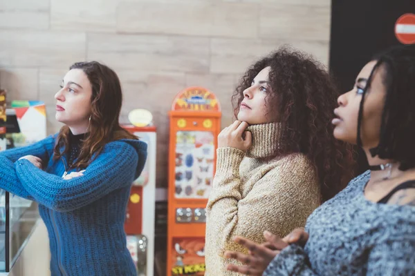 Três Mulheres Jovens Multicultural Interior Olhando Para Algo Encomendar Comida — Fotografia de Stock