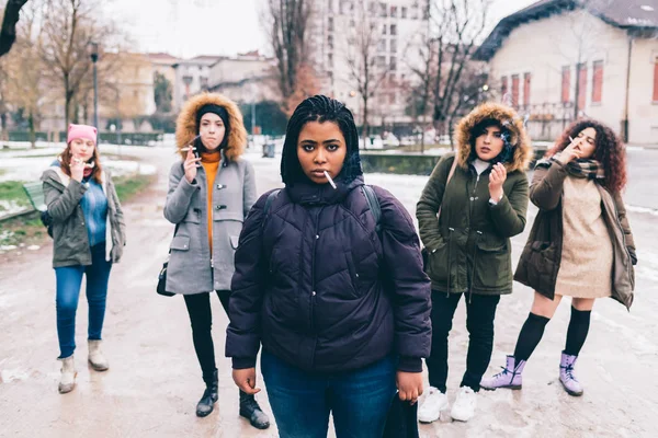 Pět Mladých Žen Multietnické Venkovní Pózování Kouření Cigaret Vzbouřenecké Nezdravé — Stock fotografie