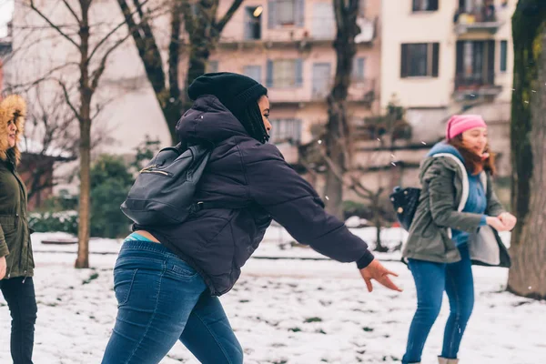 Tři Mladé Ženy Multietnické Hraní Sněhové Koule Boj Štěstí Dostat — Stock fotografie