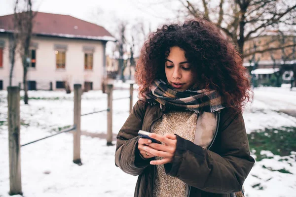 Portret Młoda Piękna Kobieta Zewnątrz Pomocą Smartfona Social Networ Komunikacja — Zdjęcie stockowe