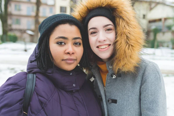 Portret Twee Jonge Mooie Vrouwen Buiten Kijken Camera Glimlachen Geluk — Stockfoto