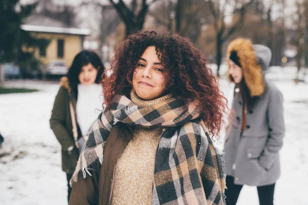 Retrato Joven Hermosa Mujer Aire Libre Mirando Cámara Sonriendo Felicidad — Foto de Stock