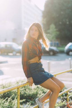 Açık seyir uzakta oturan genç kadın