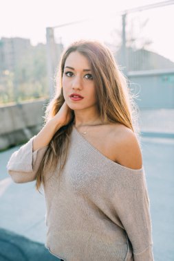 Genç kadın kamera gülümseyen seyir açık