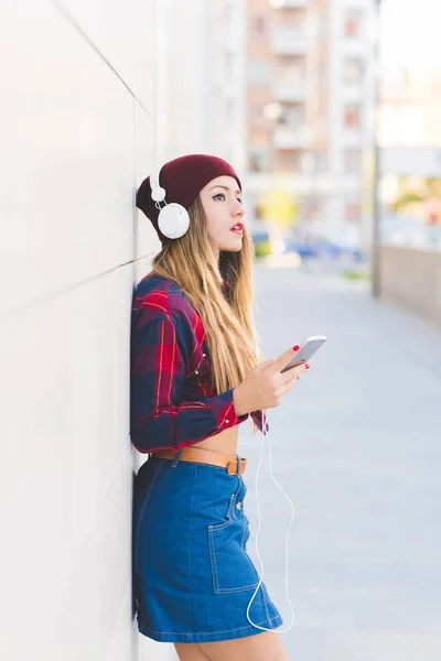 Jovem Mulher Ouvindo Música Smartphone Cidade — Fotografia de Stock