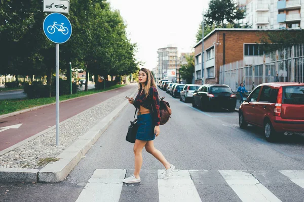 Jovem Mulher Caminhando Travessia Pedestres — Fotografia de Stock