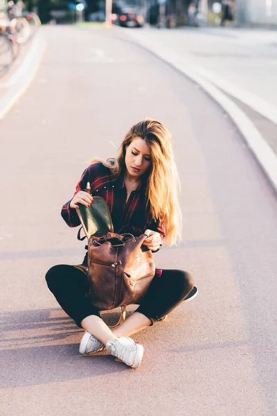 Junge Frau Sitzt Auf Skateboard Und Sucht Der Tasche — Stockfoto