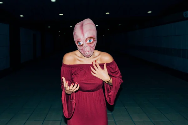Jonge Vrouw Dragen Buitenaardse Masker — Stockfoto