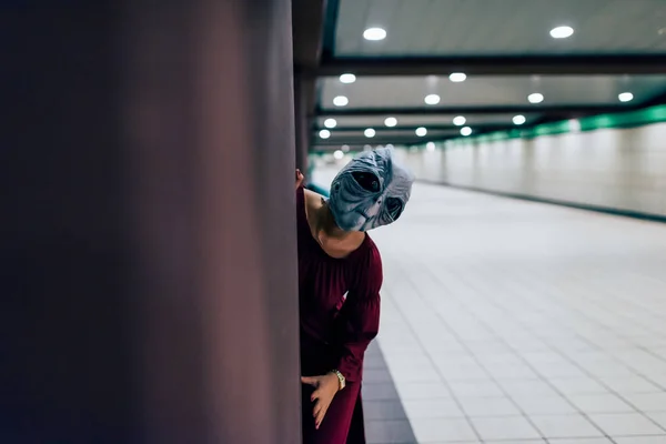 Jovem Mulher Vestindo Máscara Alienígena — Fotografia de Stock