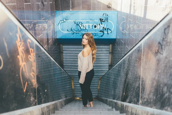 Молодая Женщина Улице Позирует Лестнице Смотрит Сторону — стоковое фото