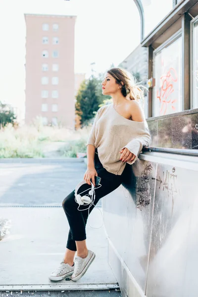 Young Woman Outdoor Posing Looking Away — Stock Photo, Image