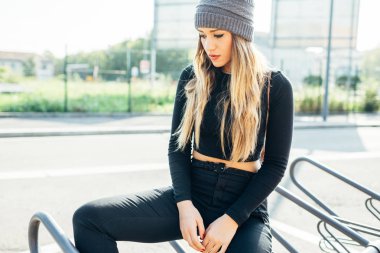 şapka açık arıyor genç kadın 