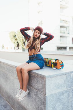 Açık dinleme müzik gözleri oturan genç kadın kapalı 