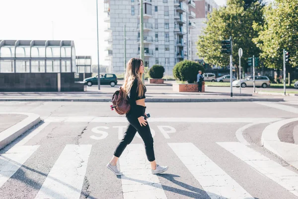 Mladá Žena Chůze Přechodu Pro Chodce — Stock fotografie