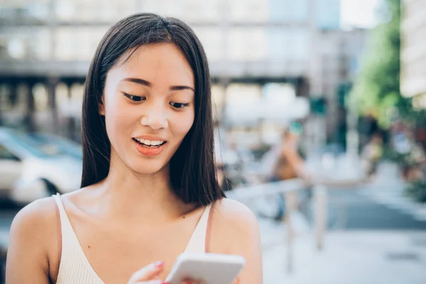 Ung Asiatisk Kvinna Utomhus Med Smartphone — Stockfoto