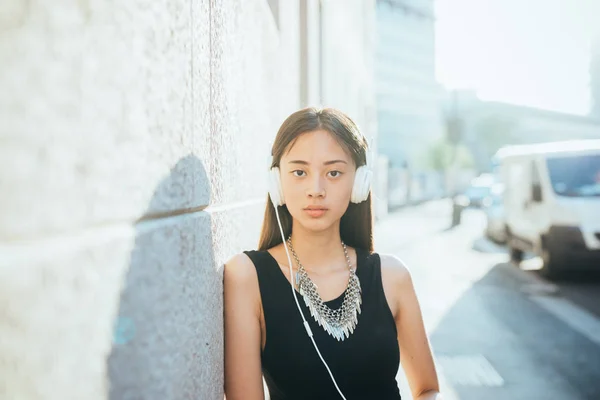 Mujer Joven Posando Aire Libre Mirando Cámara Escuchando Música —  Fotos de Stock