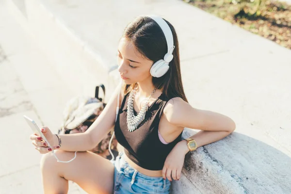 Genç Kadın Akıllı Telefon Dinleme Müzik Kullanarak Açık — Stok fotoğraf