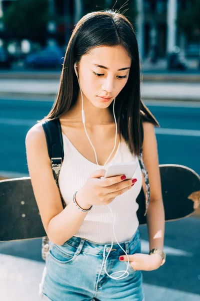 Jeune Femme Marche Plein Air Utilisant Smartphone Écouter Musique — Photo