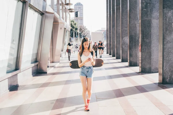 Junge Frau Läuft Mit Smartphone Und Skateboard Freien — Stockfoto