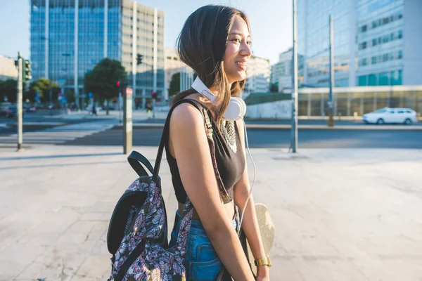 Junge Frau Läuft Draußen Mit Skateboard Und Schaut Weg — Stockfoto