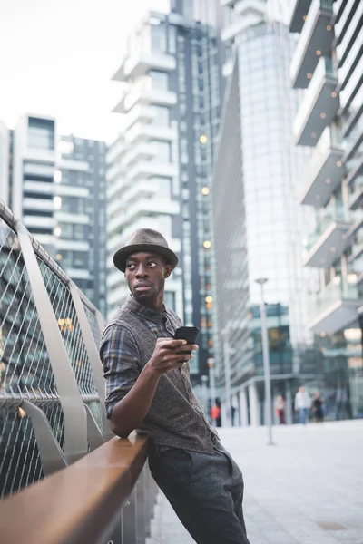 Joven Hombre Africano Guapo Usando Teléfono Inteligente Ciudad — Foto de Stock