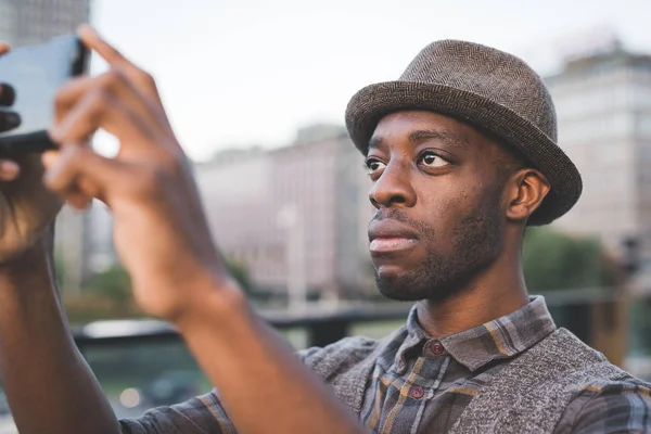 Jeune Homme Africain Beau Utilisant Smartphone Dans Ville — Photo