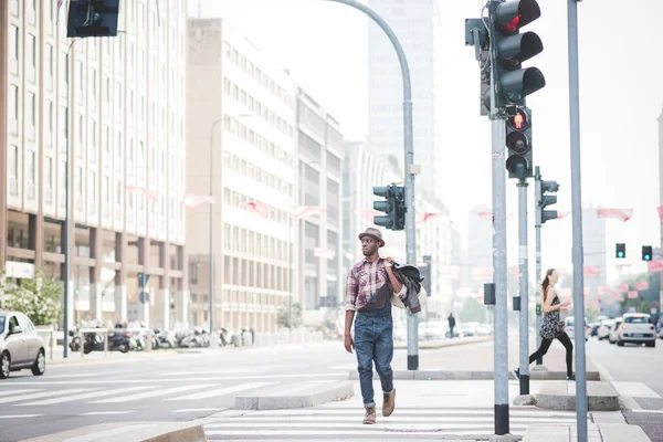 Genç Yakışıklı Afrika Adam Şehir Içinde Yol Geçiş — Stok fotoğraf