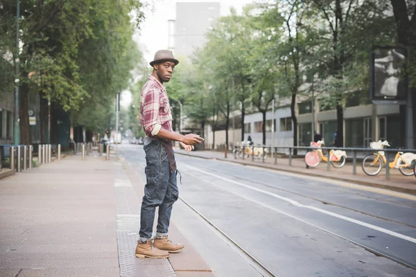 Mladý Pohledný Muž Africké Pózuje Uhýbaje — Stock fotografie