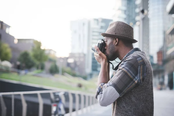 Jonge Knappe Afrikaanse Man Met Camera Fotograferen Stad — Stockfoto