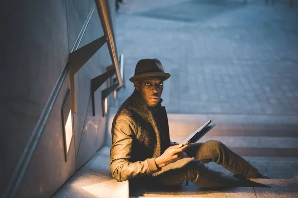 Jeune Homme Africain Beau Utilisant Tablette Dans Ville Nuit — Photo