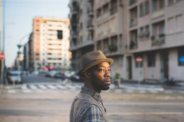 Jovem Belo Homem Africano Posando Cidade — Fotografia de Stock