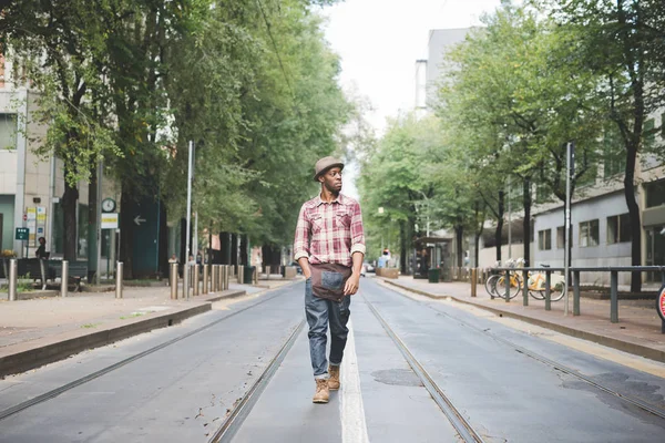 Jovem Homem Africano Bonito Andando Cidade — Fotografia de Stock