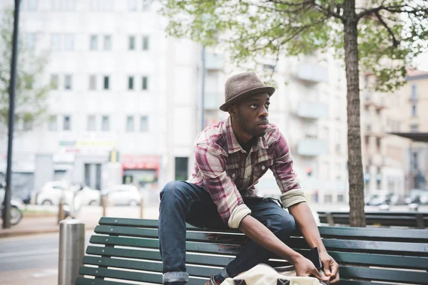 Joven Hombre Africano Guapo Sentado Banco —  Fotos de Stock