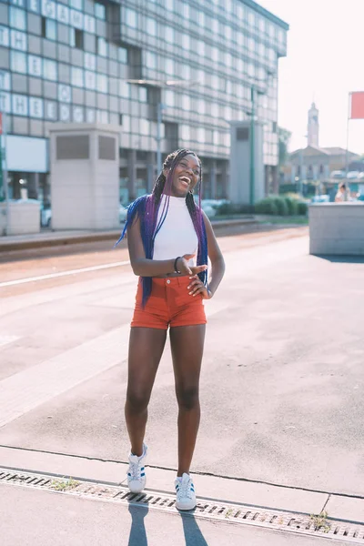 笑いを見下ろす若い黒人女性の屋外バックライト 肯定的な感情 女の子の力 穏やかな概念 — ストック写真