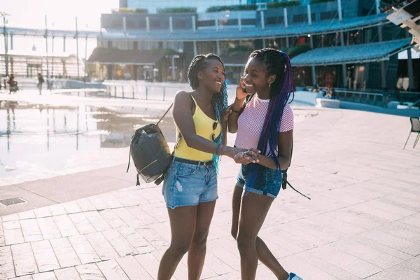 Дві жінки-сестри на відкритому повітрі за допомогою смартфона розважаються — стокове фото