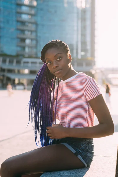 Porträt junge schwarze Frau im Gegenlicht blickt Kamera zuversichtlich — Stockfoto