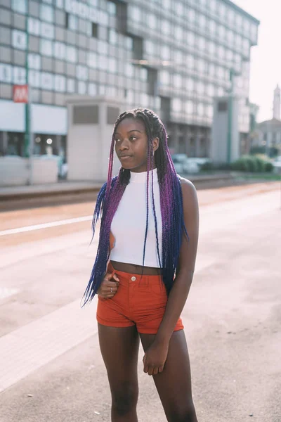 Joven hermosa mujer negra al aire libre con vistas pensativo — Foto de Stock